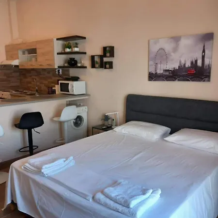Modern Flat In Town Center!